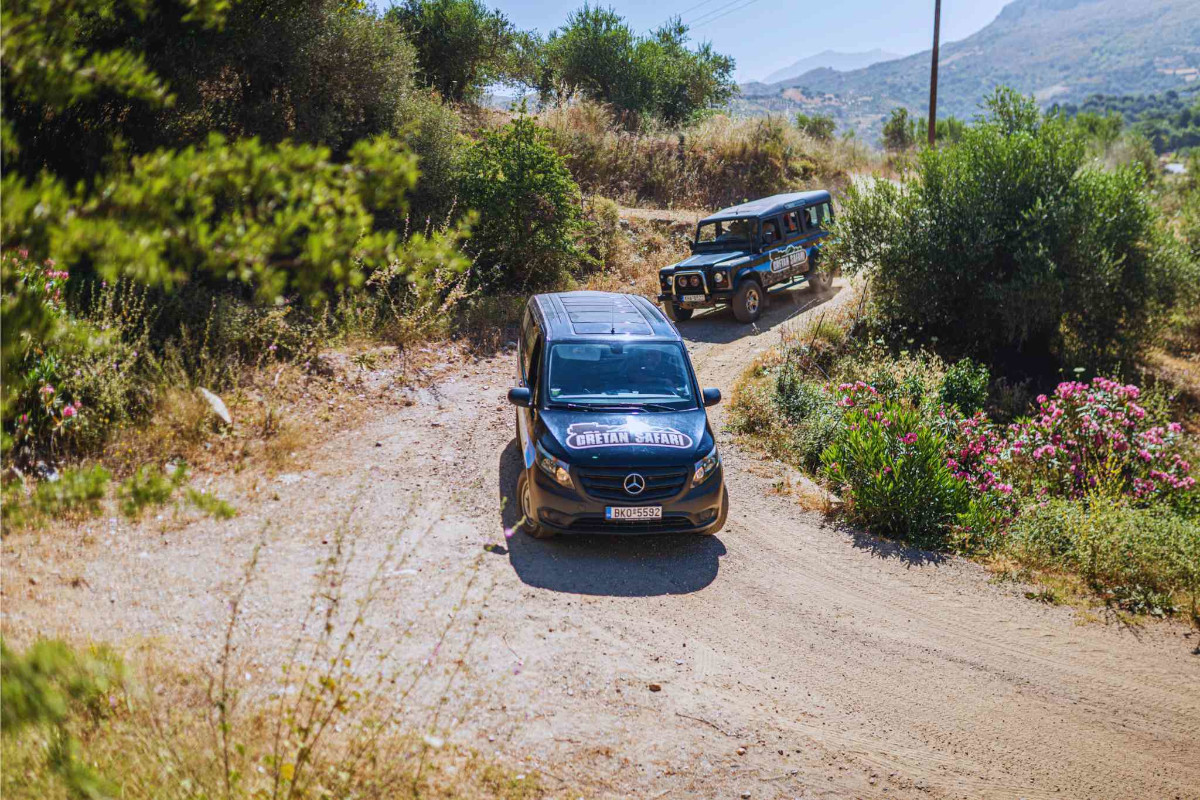 Rethymno: Sunset 4x4 Safari with Arkadi Monastery & Cretan Dinner