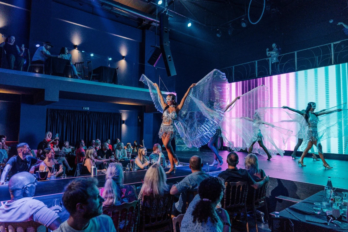 Hersonissos: Spectacular Show – Glamorous Drink Show with Live Performances