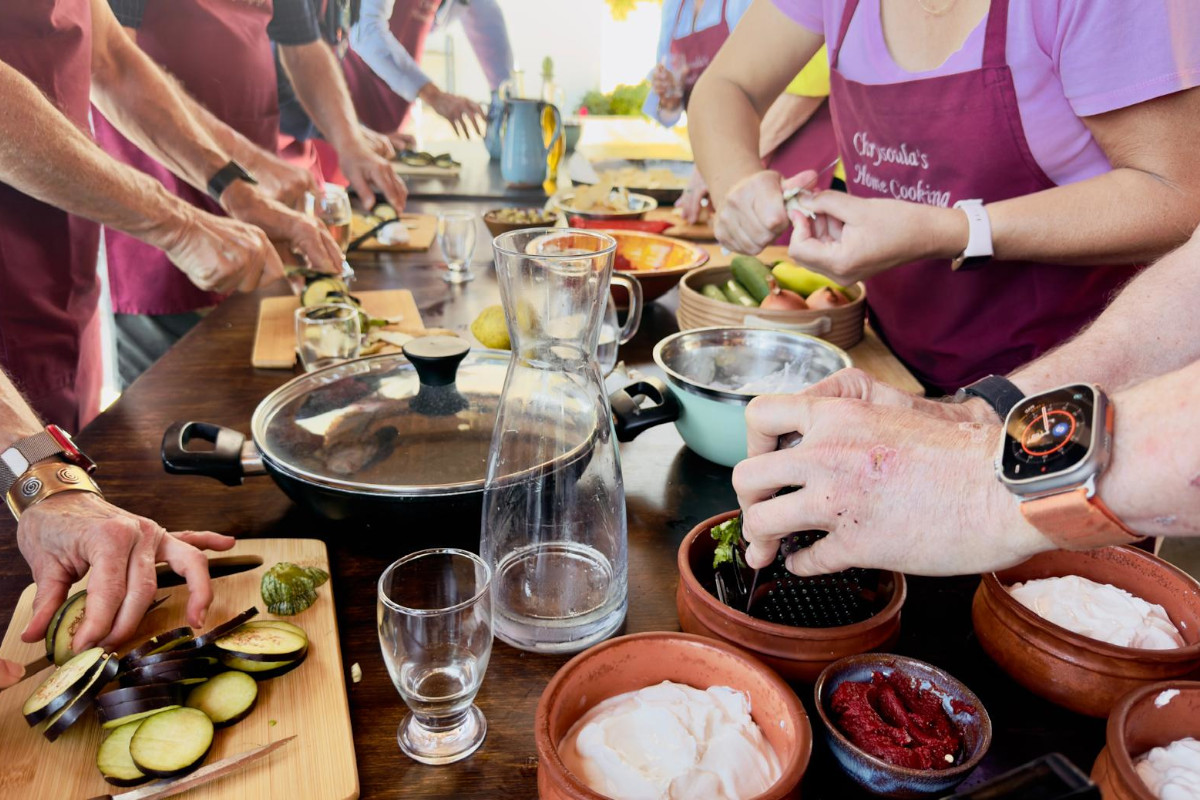 Rethymno: Authentic Cretan Home semi-private Cooking Class with Local Host