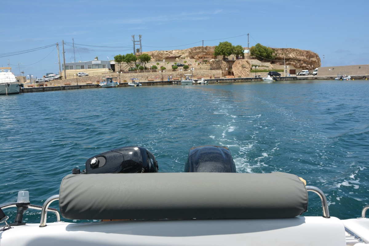 Hersonissos: Private Bootsvermietung ohne Führerschein (bis zu 9 Personen) – nur 80 € Kaution